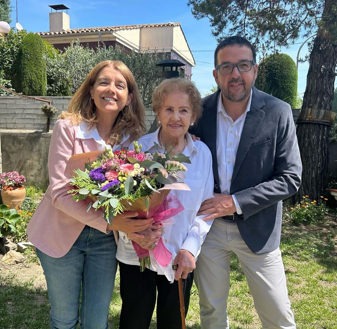 L'alcalde de Vic, Albert Castells, i la regidora de Benestar i Família, Núria Homs, i l'Assuncion Codinachs